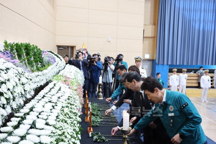 [크기변환]250530 이강덕 시장, 해군초계기 사고 순직 장병 애도 … 합동분향소 조문2.jpg