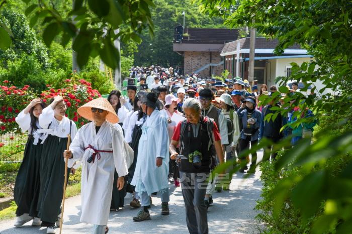 [크기변환]영주-1-1 희방사역에서 죽령까지 이어지는 죽령옛길 걷기 체험이 진행됐다.jpg