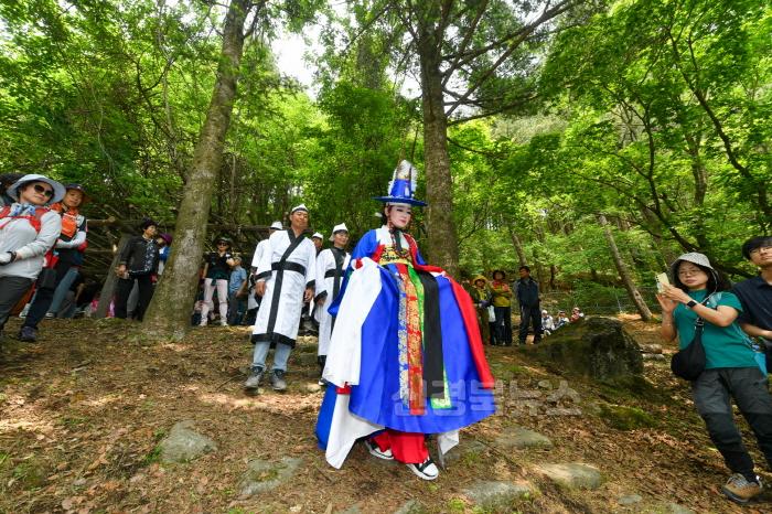 [크기변환]영주-1-8 2025영주 소백산철쭉제 죽죽제의를 지내기 위해 이동하는 모습.jpg