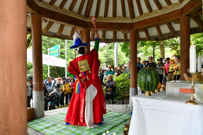 [크기변환]영주-1-10 2025영주 소백산철쭉제 죽죽제의에서 강신무 진행모습.jpg