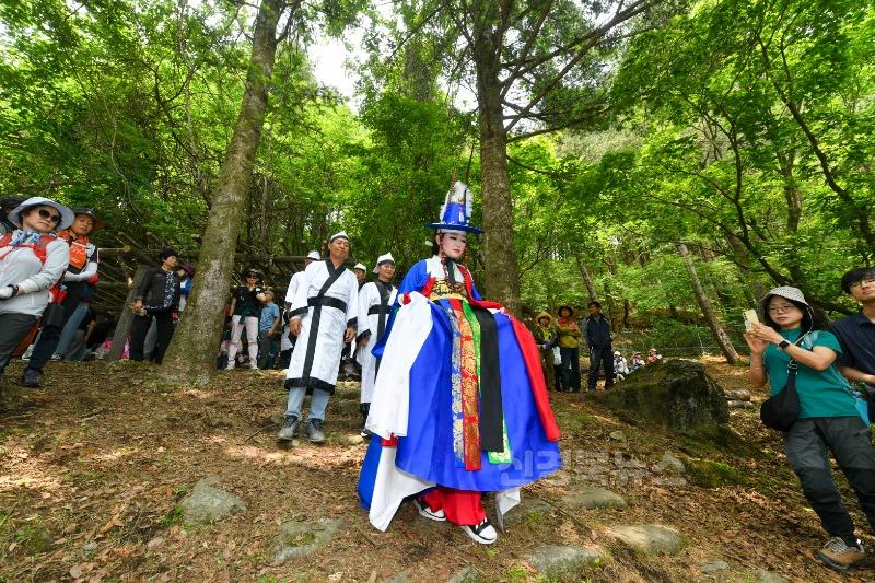 영주-1-8 2025영주 소백산철쭉제 죽죽제의를 지내기 위해 이동하는 모습.jpg