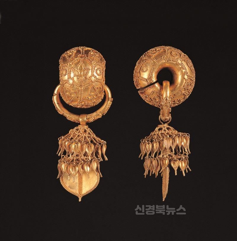 08의성군제공 주요전시품(금제태환이식).jpg