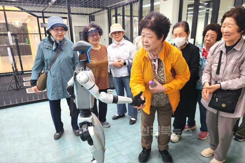 250601-06 디지털로 여는 건강한 노후! 달서구, 어르신 대상 디지털 교육 실시 사진 2.jpg
