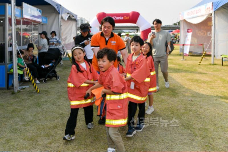영주-1-8 어린이들이 소방관 직업체험을 하고 있다.jpg