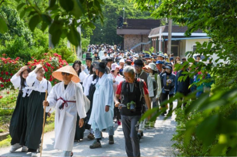 영주-1-2 영주 소백산철쭉제 폐막...“가족 나들이에 쉼(休) 선물”(희방사역에서 죽령까지 이어지는 죽령옛길 걷기 체험이 진행됐다).jpg