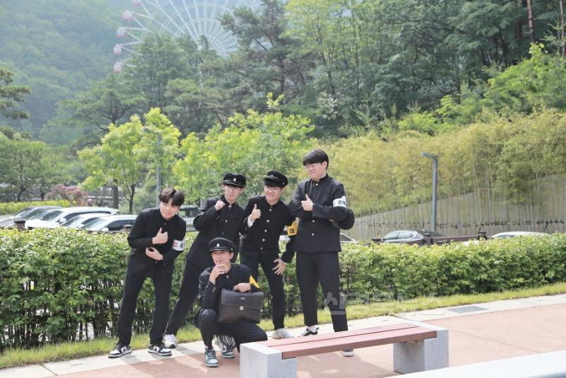 [낭만관광과]교복과 기와지붕의 조화…졸업사진 성지로 떠오른 성리학역사관1.JPG