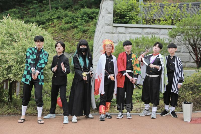 [낭만관광과]교복과 기와지붕의 조화…졸업사진 성지로 떠오른 성리학역사관3.JPG