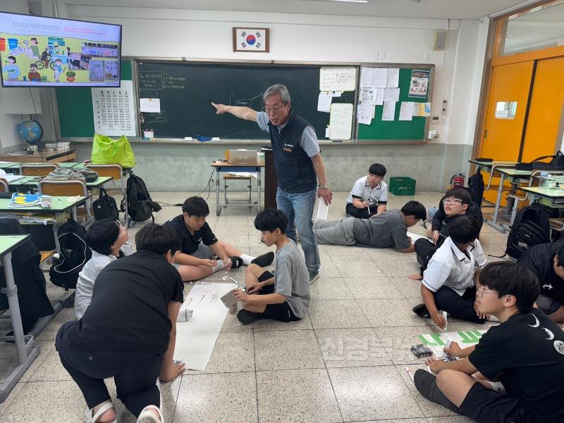 [영천중] 녹색미래두드림 환경교육 실시 사진(2).jpg