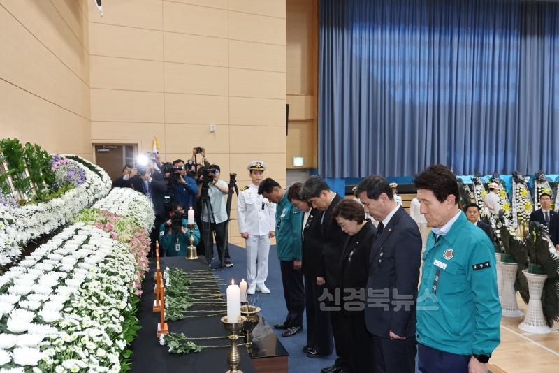 250601 해군초계기 순직 장병 영결식 엄수…이 시장, “헌신 잊지 않겠다” 애도3(합동분향소).jpg