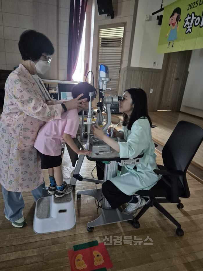 2-3 사진(영양군보건소, 의료취약지역 취학 전 어린이 눈 정밀검진 실시).jpg