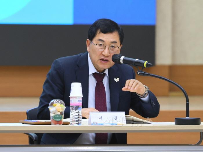 [크기변환]2-2. 주낙영 경주시장이 지난 5월 30일 시청 알천홀에서 열린 민선 8기 공약사업 추진상황 보고회에서공약사업 추진 현황을 점검하고 있다.JPG