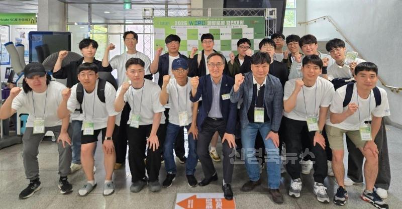 4 [사진] 한국폴리텍대학 로봇캠퍼스, ‘2025 WCRC 물류로봇 경진대회’서 과학기술정보통신부장관상 수상.jpg