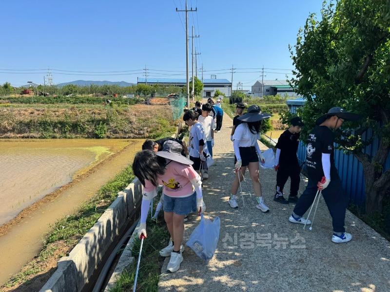 [청통초] 우리 마을 플로깅, 깨끗한 마을은 우리가 만들어요 사진(1).jpg
