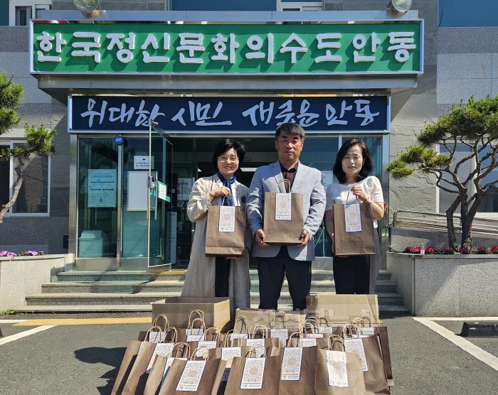 [크기변환]0605 안동생강연구소  국가유공자에게 건강식품 기부.jpg