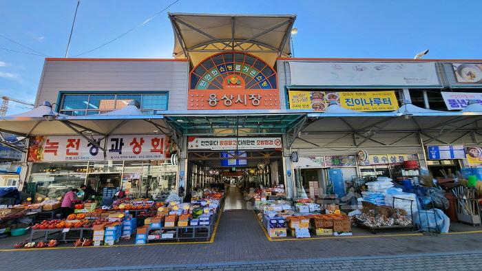 [크기변환]0605 달빛 아래 빛나는 용상시장  2025 달빛야시장 개장 (2).jpg