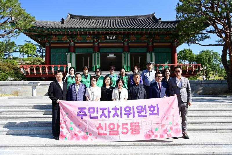★동구-1-신암5동(국립신암선열공원조화교체봉사)2.JPG