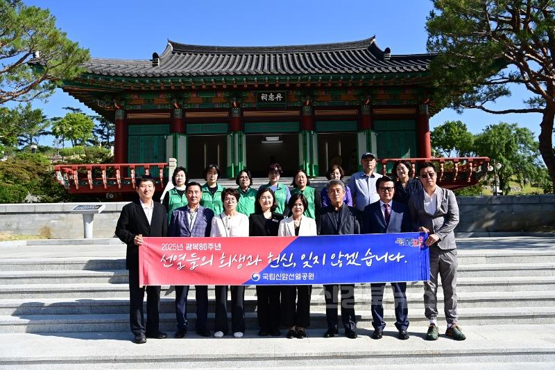 ★동구-1-신암5동(국립신암선열공원조화교체봉사)1.JPG
