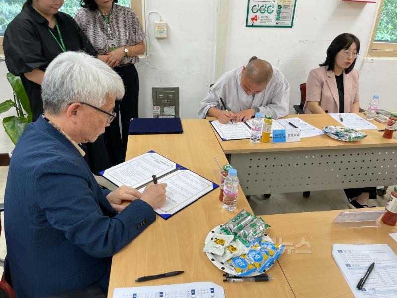 [선산보건소]구미시  어르신 마음건강 위해 손잡다2.jpg