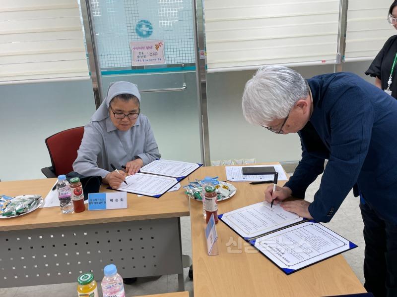 [선산보건소]구미시  어르신 마음건강 위해 손잡다3.jpg
