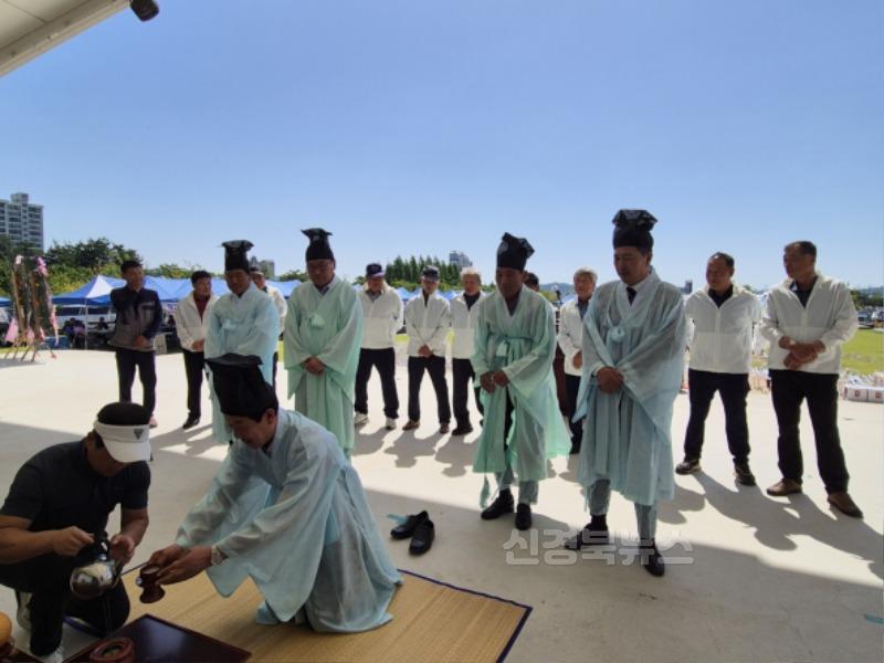 영주-7-2 ‘2025 봉현면민 화합 한마당’ 성황리에 개최(봉현면 관계자들이 풍년기원제를 지내고 있다).jpg