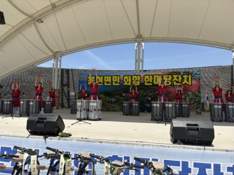 영주-7-1 ‘2025 봉현면민 화합 한마당’ 성황리에 개최(식전행사 풍물공연이 진행되고 있다).jpg
