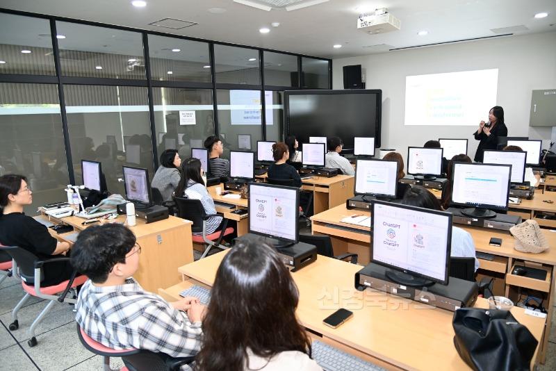 2025년 06월 05일_달성군 AI교육 사진 1(달성군청 공무원들이 올해 처음 기획된 ‘생성형 AI 실무 활용 교육’에 참여하고 있다.).JPG