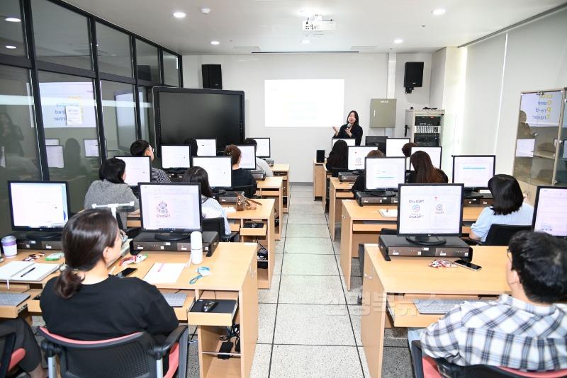 2025년 06월 05일_달성군 AI교육 사진 2(달성군청 공무원들이 올해 처음 기획된 ‘생성형 AI 실무 활용 교육’에 참여하고 있다.).JPG