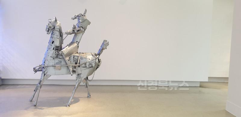 사진3. 리우-GAYA,computer parts+digital animation,150X80X250cm.jpg
