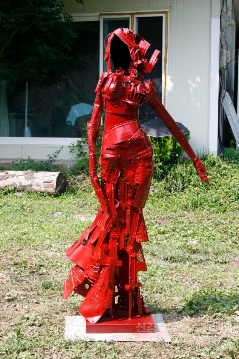 사진4. 리우-RED CAT, Computer part's+Digital animation,h180cm.jpg