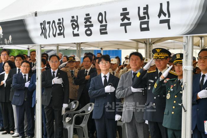 [크기변환]영주-2-2 6일 영주시 충혼탑에서 열린 제70회 현충일 추념식에서 참석자들이 국민의례를 하고 있다.jpg