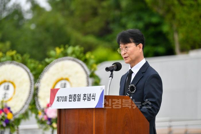 [크기변환]영주-2-4 6일 영주시 충혼탑에서 열린 제70회 현충일 추념식에서 이재훈 영주시장 권한대행이 추념사를 하고 있다.jpg