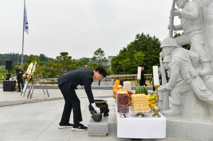 [크기변환]영주-2-3 제70회 현충일을 맞아 이재훈 영주시장 권한대행이 분향을 하고 있다.jpg