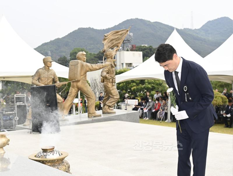 2025년 06월 08일_달성군 현충일 추념식 사진 3(달성군이 6일 제70회 현충일 추념식을 연 가운데, 최재훈 달성군수가 헌화하고 있다.).jpg