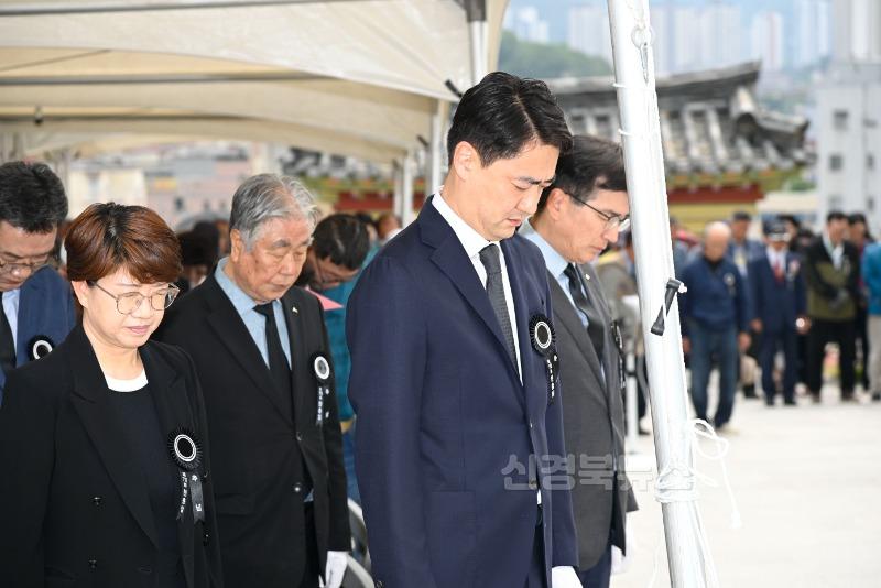 2025년 06월 08일_달성군 현충일 추념식 사진 1(지난 6일 열린 현충일 추념식에서 최재훈 달성군수와 김은영 달성군의회 의장을 비롯한 참석자들이 순국선열과 호국영령의 숭고한 희생정신을 기리며 묵념하고 있다.).jpg