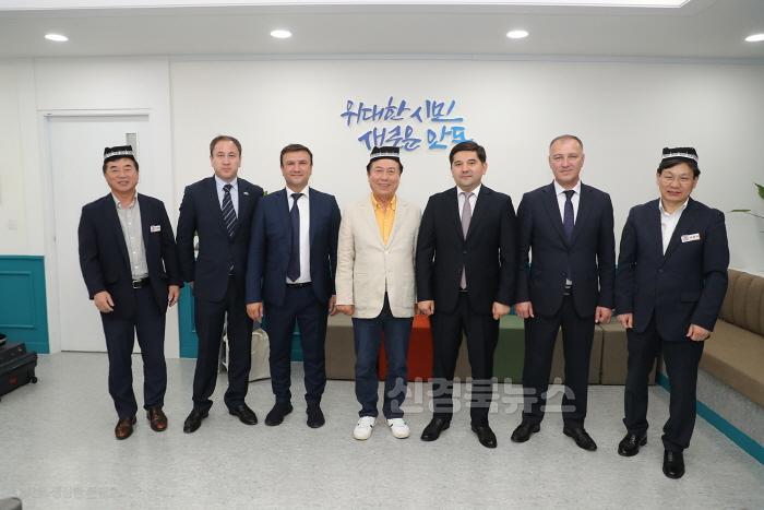 [크기변환]0609 우즈베키스탄 타슈켄트 대표단  안동 공식 방문 (1).jpg