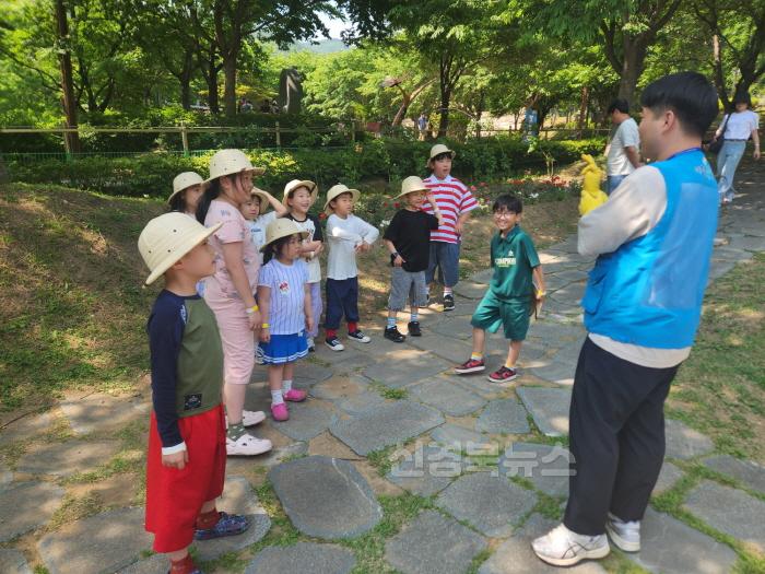 [크기변환](예천군)예천곤충생태원 따뜻한 날씨 속 나들이객 발길 사로잡아 (2).jpg