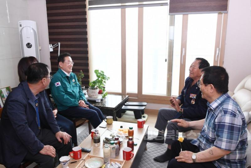 2 [사진] 영천시, 호국보훈의 달 6월 맞아 국가유공자 위문 (2).jpg