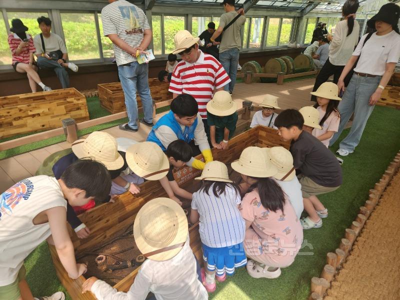 (예천군)예천곤충생태원 따뜻한 날씨 속 나들이객 발길 사로잡아 (3).jpg