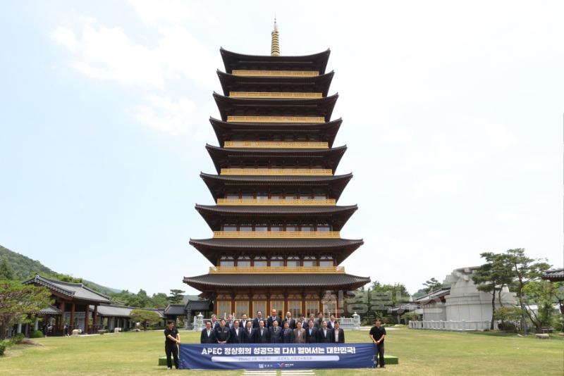 경주 황룡원에서 제15차 경상북도시장군수협의회 정기회의 후 단체촬영.jpg