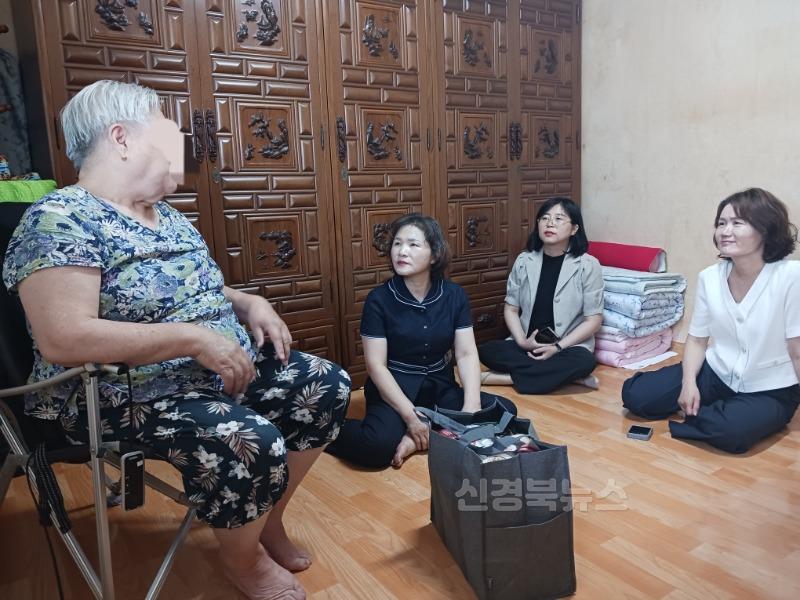 [경산시(읍면동)보도자료](중방동)중방동지역사회보장협의체, 저소득가정에 행복꾸러미 지원(300만원 상당)(3).jpeg
