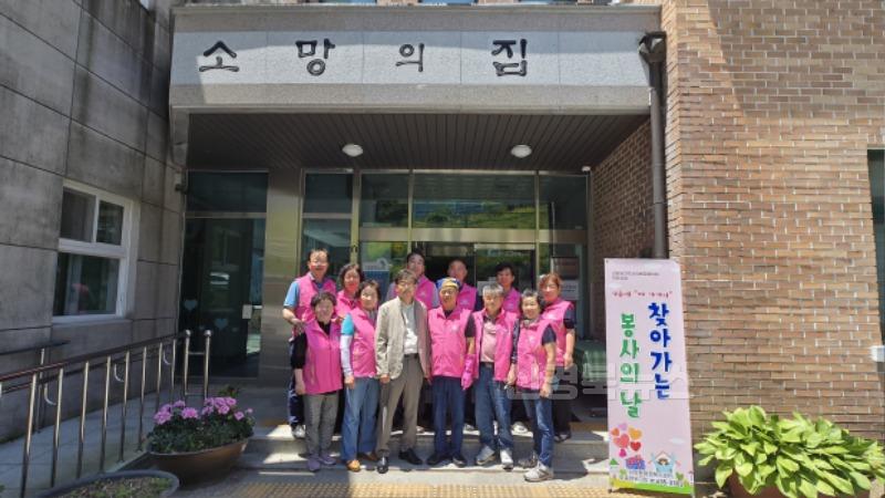 영주-10-1 상망동 지역사회보장협의체, ‘찾아가는 봉사의 날’ 운영 단체사진.jpg