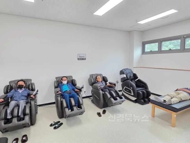 2025년 06월 10일_달성군 북부노인복지관 증축 개소식 사진 2(달성군 북부노인복지관을 찾은 어르신들이 신설된 건강증진실에서 안마의자를 이용하며 휴식을 취하고 있다..jpg