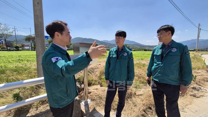 [크기변환]영주-1-1 이재훈 영주시장 권한대행이 여름철 대비 인명피해 우려지역을 현장점검하고 있다.jpg