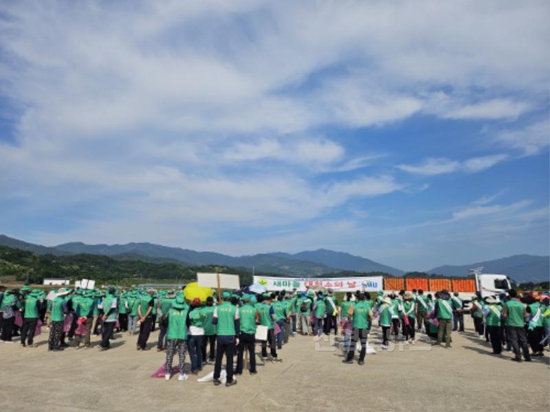 영주-1-2 영주시새마을회 회원들이 안정면 일대 환경정비를 위해 집결하고 있다.jpg