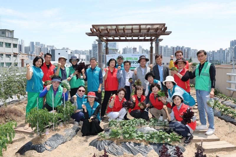 대구 중구 동인동, 공유냉장고와 옥상텃밭으로 상생형 복지공동체 실현(옥상텃발 수확사진).jpg