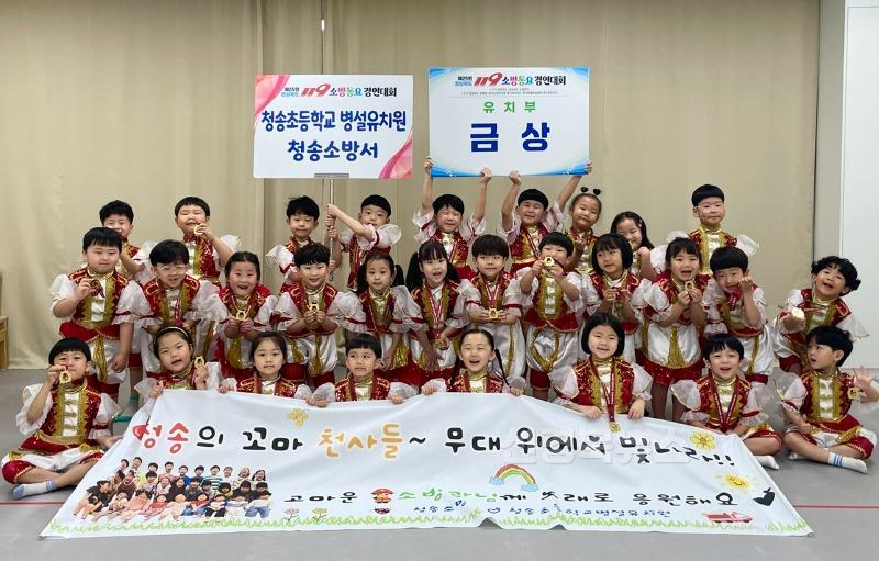 금메달 걸고 단체사진.jpg