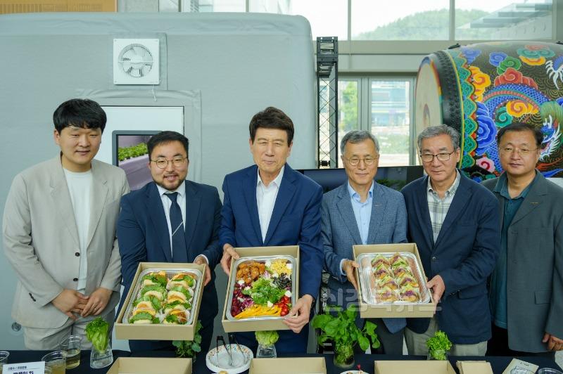 250612 흙 없이 키운 채소, 맛은 어떨까 포항 에어팜 수확물 시식 행사 열려1.jpg