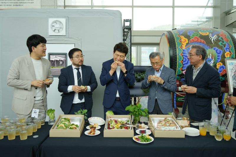 250612 흙 없이 키운 채소, 맛은 어떨까 포항 에어팜 수확물 시식 행사 열려2.jpg