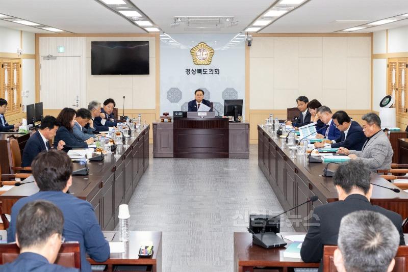 2025.06.11 의장단, 상임위원장 연석회의_2.jpg