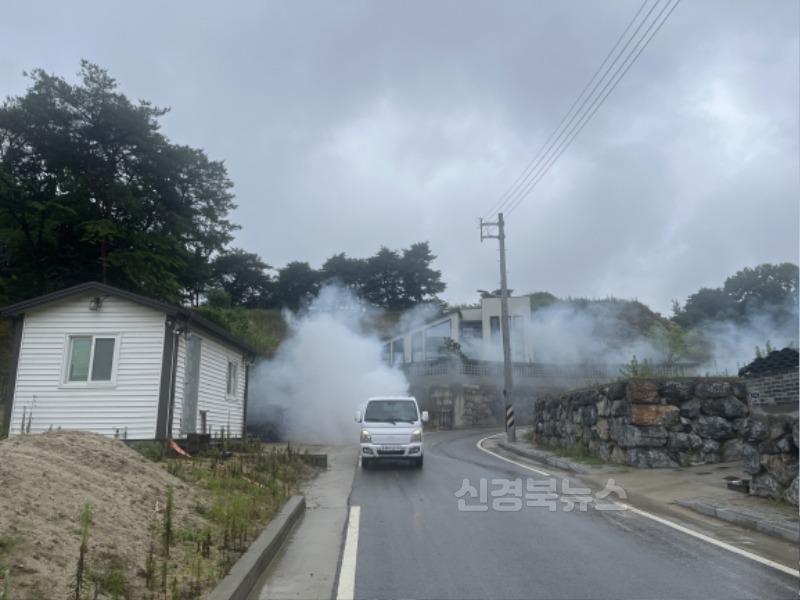 영주-4-2 영주시보건소는 10월까지 매주 금요일 ‘일제 방역의 날’을 운영한다(방역중인 모습).jpeg